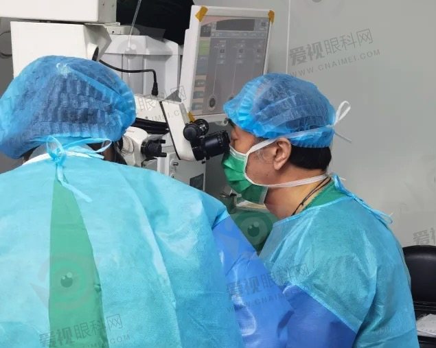 重庆千叶眼科医院郑汉医生手术中