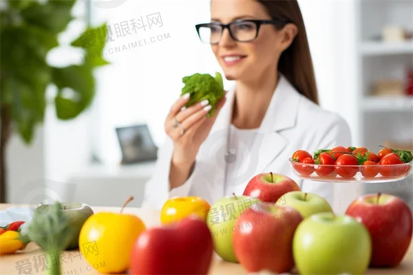 大连何氏眼科医院公开的费用详情: TICL晶体植入手术37830元起